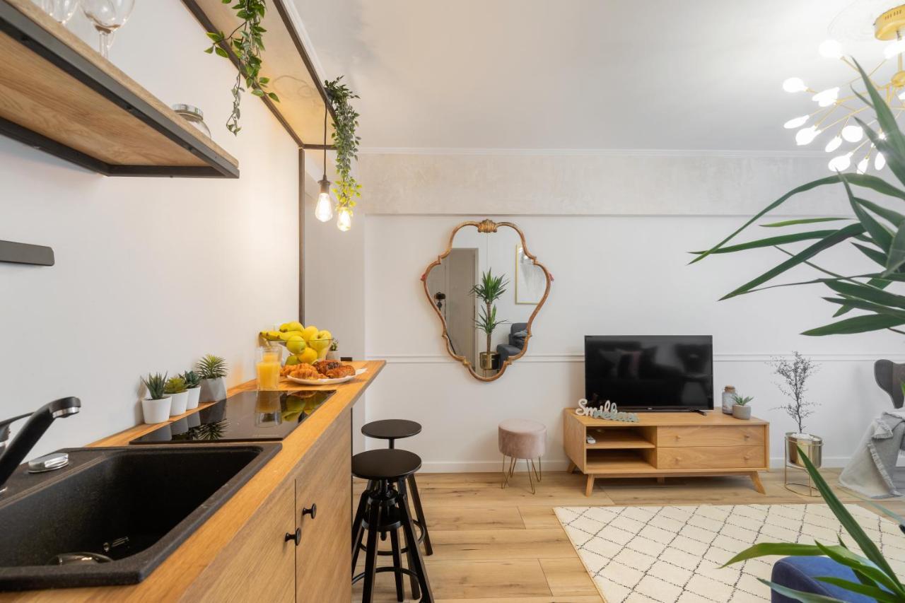 Eclectic 3 Bedroom Calea Victoriei By Urbanesq Бухарест Экстерьер фото