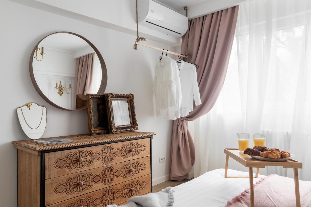 Eclectic 3 Bedroom Calea Victoriei By Urbanesq Бухарест Экстерьер фото